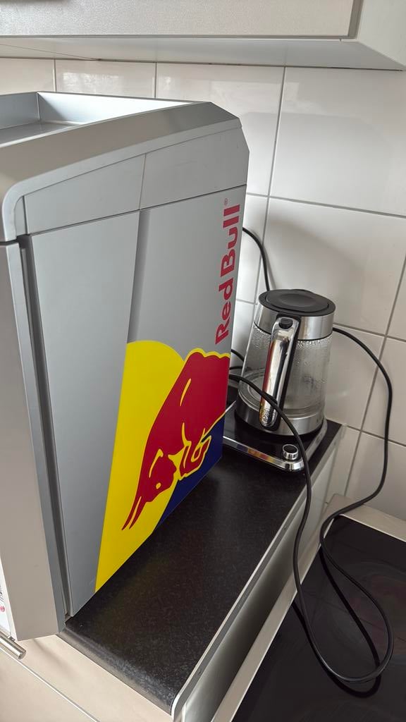 Redbull mini koelkast!, Minder dan 75 liter, Ophalen, Zonder vriesvak, Minder dan 85 cm