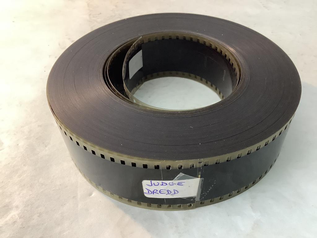 JUDGE DREDD   S! STALLONE   BIOSCOOP TRAILER 35 mm, Audio, Tv en Foto, Filmrollen, Ophalen of Verzenden, 35mm film
