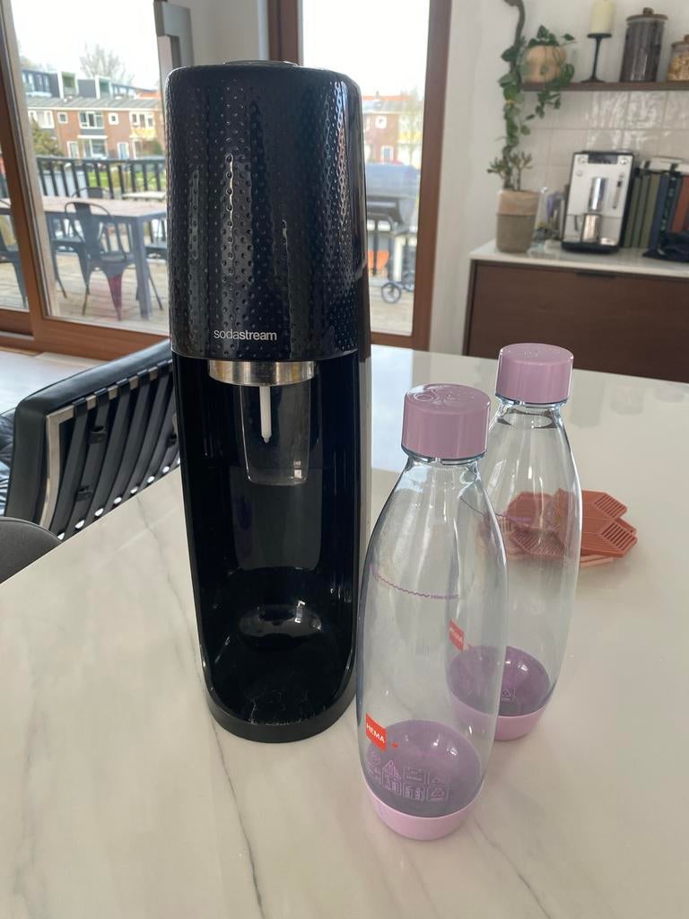 Sodastream met 2 flessen en lege gasfles, Huis en Inrichting, Keuken | Keukenbenodigdheden, Ophalen, Gebruikt