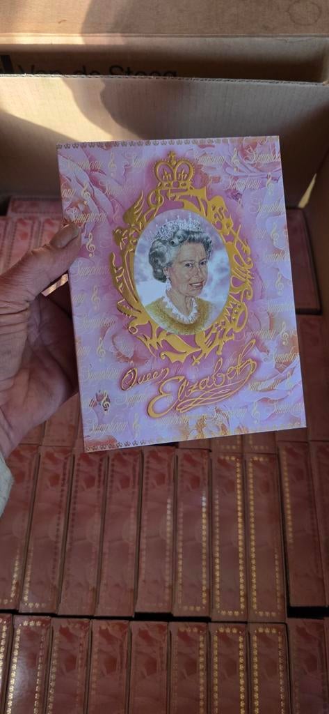 2000 verpakkingsdozen Queen Elizabeth parfum, Ophalen