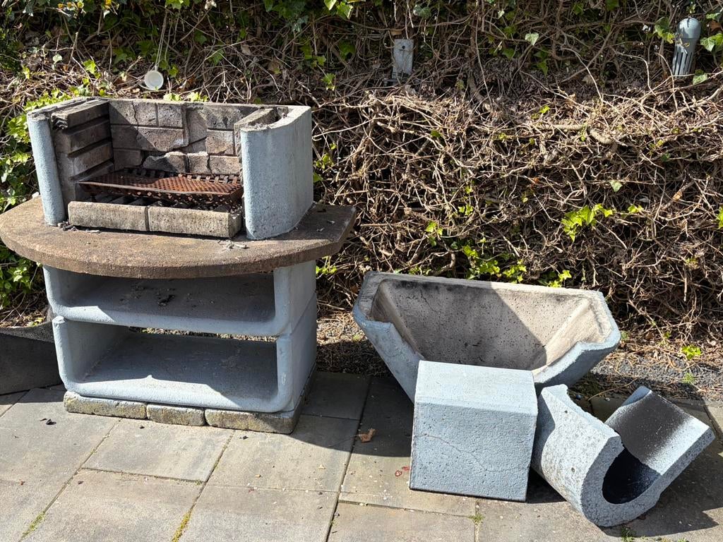 Gratis betonnen bbq., Ophalen, Gebruikt, Rond