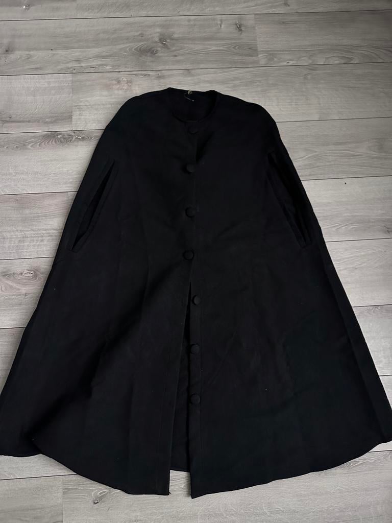 Zwart cape mantel standaard maat, Kleding | Dames, Jassen | Winter, Ophalen of Verzenden, Nieuw, Maat 42/44 (L), Zwart