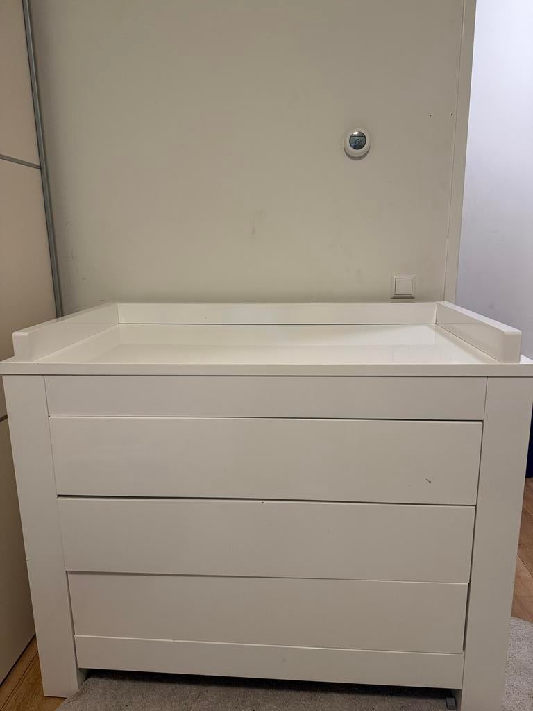 Hoogglans baby ledikant 60x120 met commode, Kinderen en Baby's, Kinderkamer | Commodes en Kasten, Ophalen, 50 tot 70 cm, Opstaande rand