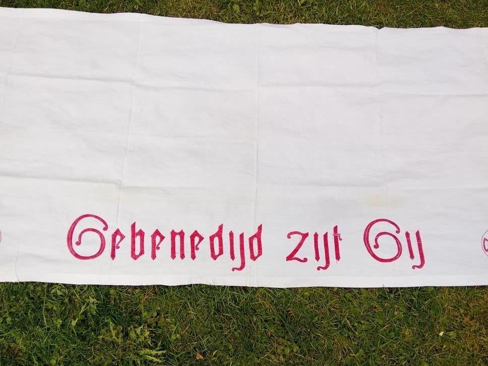 Wit altaarkleedmet rode tekst en kruisen geborduurd., Ophalen of Verzenden