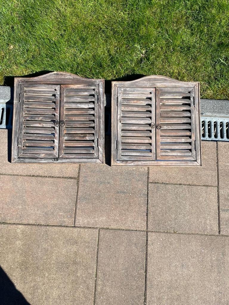 Louvre deurtjes, Ophalen