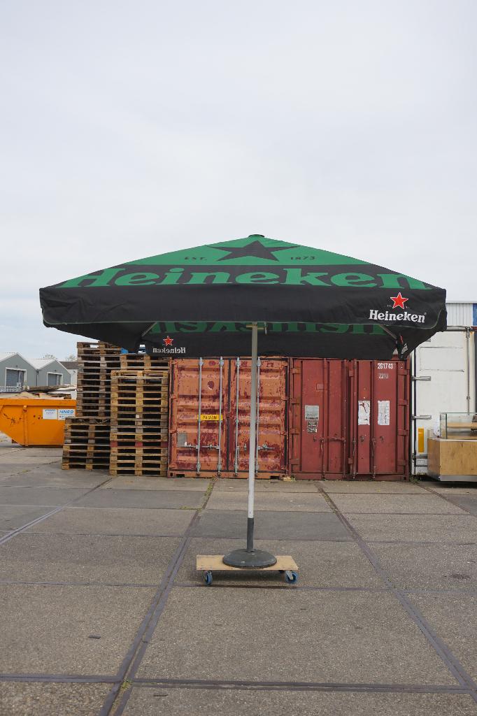 Nette heineken parasol 3x3, Ophalen, Gebruikt, 3 tot 4 meter, Stokparasol