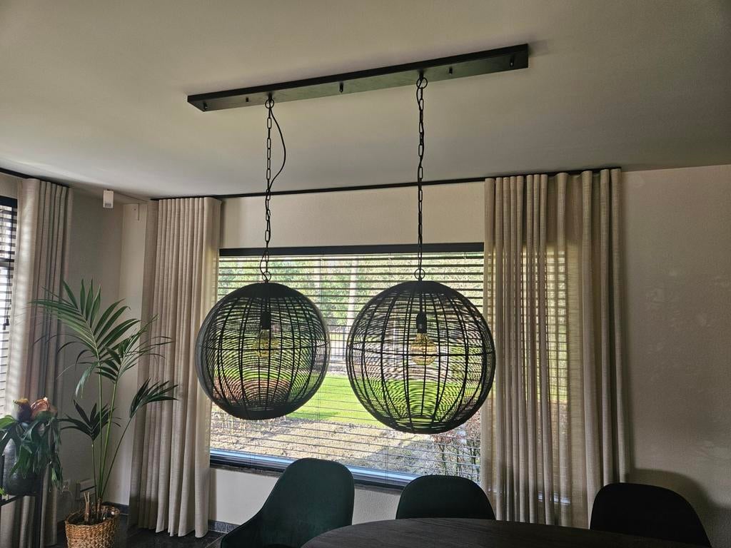 Zwarte hanglamp met twee bollen, 130 cm breed, Huis en Inrichting, Lampen | Hanglampen, Ophalen, Gebruikt, Modern, Industrieel