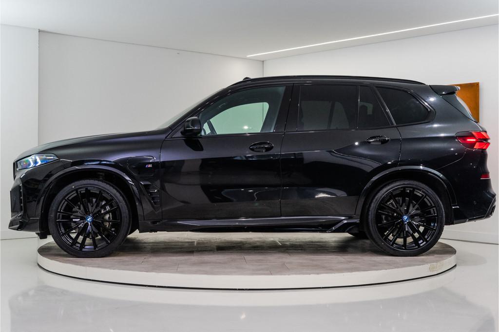 BMW X5 xDrive50e M-Sport 489PK | Bodykit | SkyLounge | Harma, 12 maanden, Gebruikt, 2395 kg, Zwart
