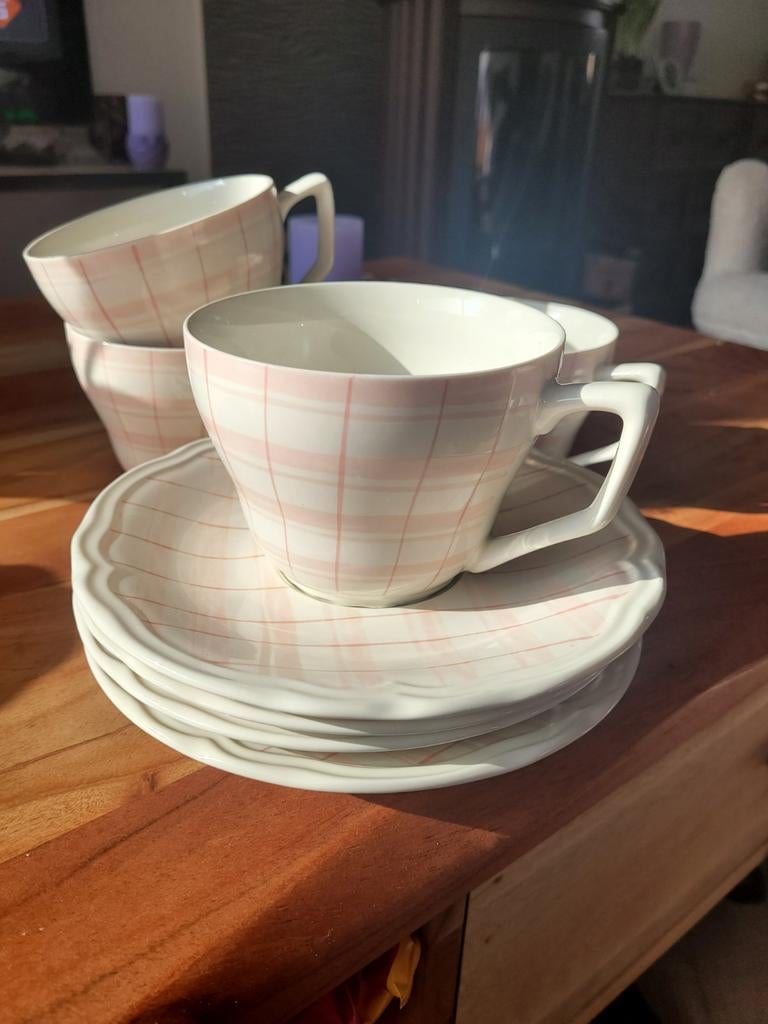 4 IKEA soepkommen met schotels crème/zachtroze, Ophalen