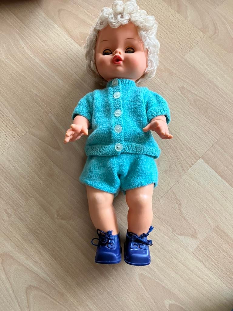 Een jongentje baby  pop vintage met heel veel kleertjes., Verzamelen, Poppen, Ophalen of Verzenden, Gebruikt, Pop