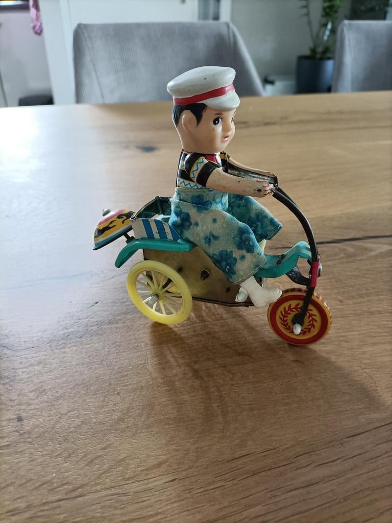 Vintage blikken speelgoed: Jongen op driewieler, Ophalen
