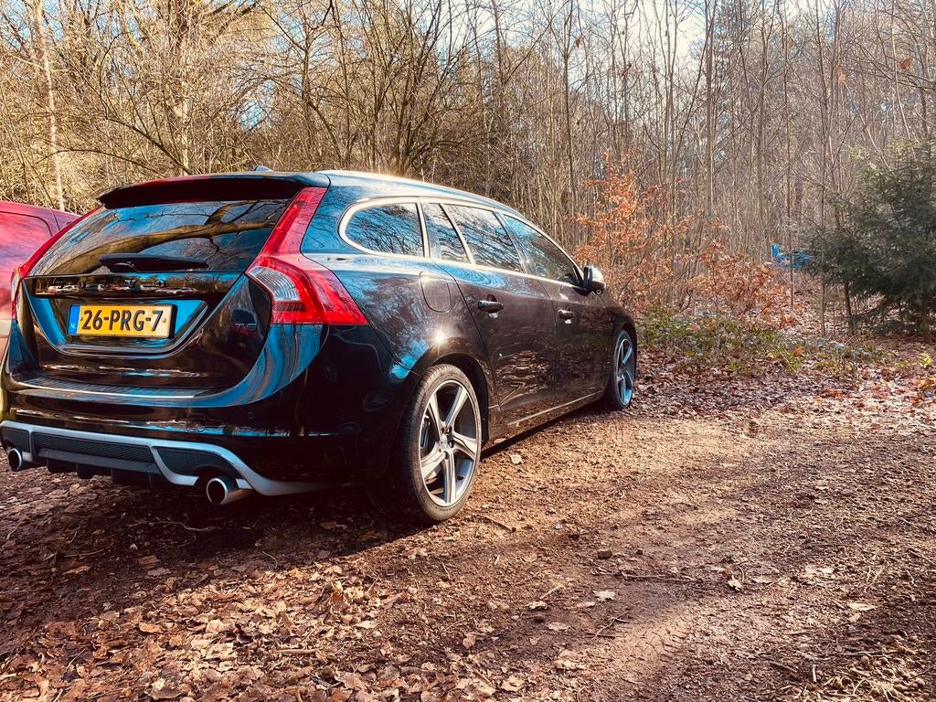 Volvo V60 T5 241pk. Adap cruise, Lijn det, dode hoek . Bi xe, 1800 kg, Zwart, 4 cilinders, USB