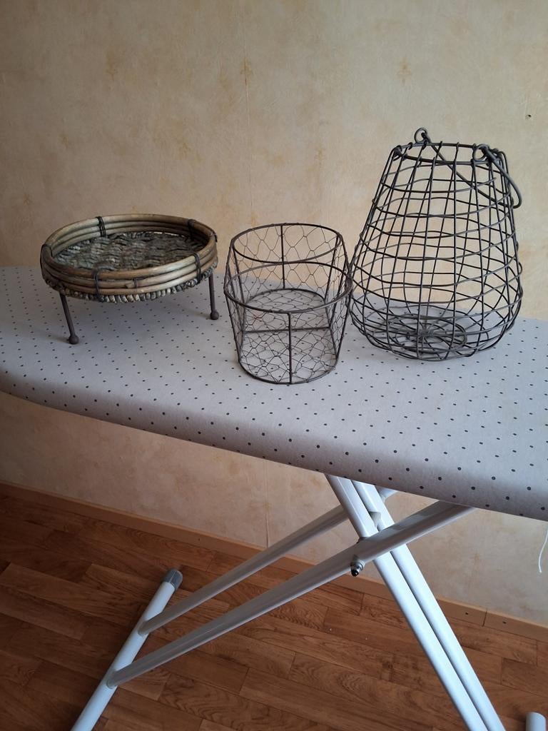 Decoratieve manden set - metaal en riet, Huis en Inrichting, Woonaccessoires | Schalen en Manden, Gebruikt, Mand, Rond, Ophalen of Verzenden