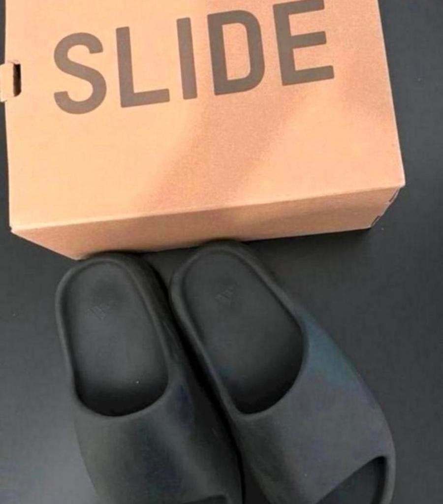 Yeezy slide maat 39, Ophalen of Verzenden, Zo goed als nieuw, Zwart, Slippers