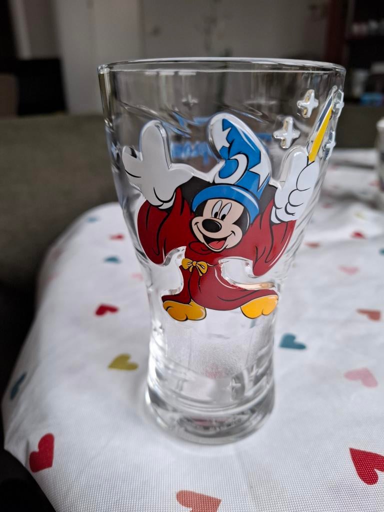 Disney glas Mickey Mouse in reliëf - Disneyland Parijs, Ophalen of Verzenden, Mickey Mouse, Zo goed als nieuw, Servies