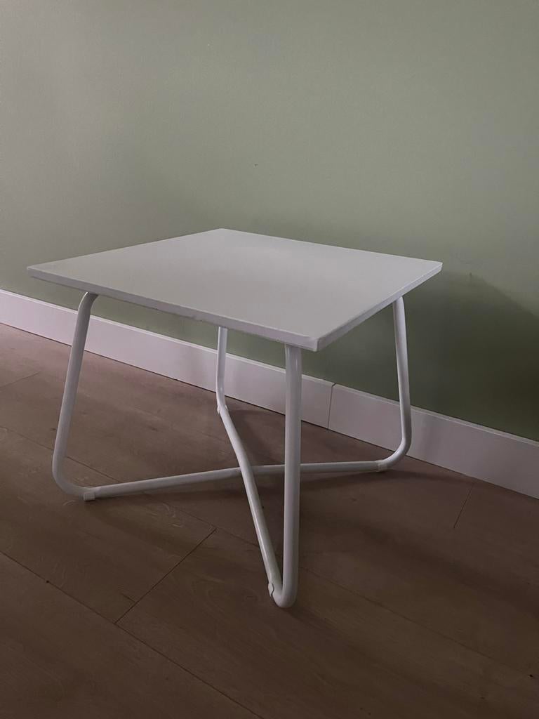 Wit stalen bijzettafeltje, Tuin en Terras, Tuintafels, Ophalen of Verzenden, Gebruikt, Vierkant, Metaal