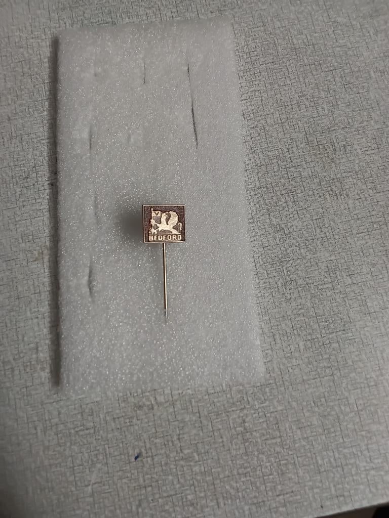 Speldje van automerk "" BEDFORD "", Verzamelen, Speldjes, Pins en Buttons, Ophalen of Verzenden, Zo goed als nieuw, Merk