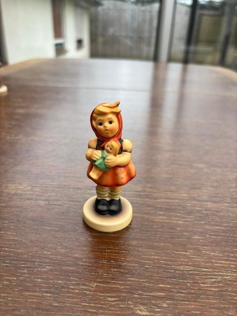 Vintage Hummel beeldje: Meisje met pop (Goebel), Ophalen, Gebruikt, Hummel