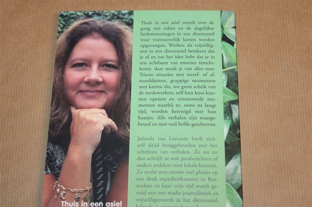 Thuis in een Asiel — Verhalen uit het Dierenasiel — Leersum, Ophalen of Verzenden, Zo goed als nieuw, Honden