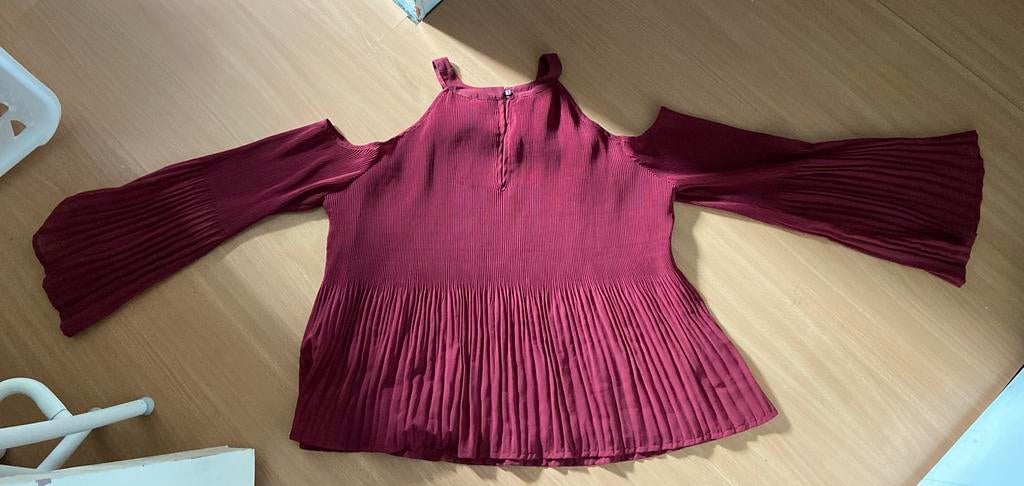 Bordeaux kleurige top, lange wijde mouw, open bij schouders, Maat 38/40 (M), Ophalen of Verzenden, Lange mouw, Gedragen