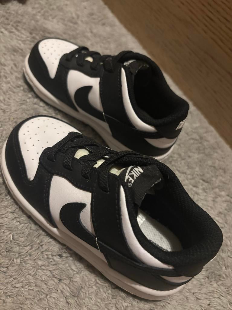 Nike kinderschoenen zwart wit maat 24, Kinderen en Baby's, Kinderkleding | Schoenen en Sokken, Ophalen of Verzenden, Gebruikt