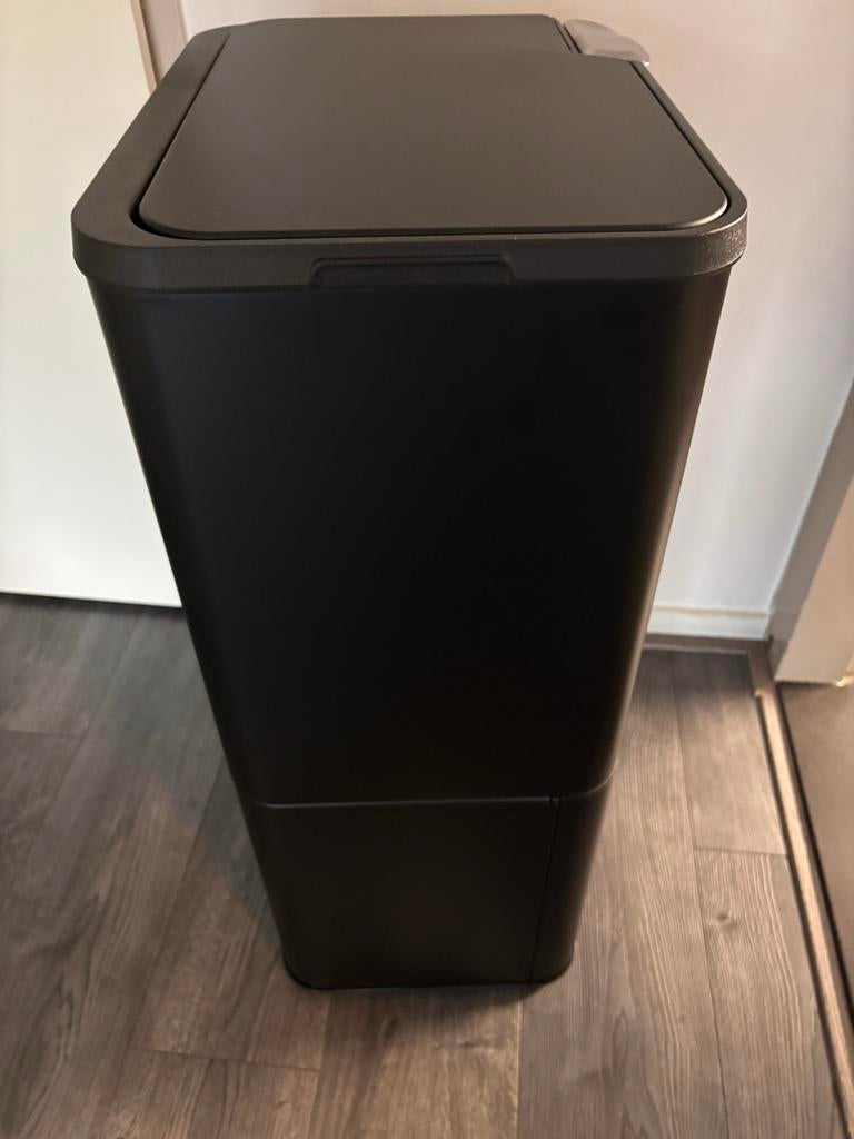 Stijlvolle zwarte afvalscheider - 2 compartimenten, Huis en Inrichting, Woonaccessoires | Prullenbakken, Ophalen, Nieuw, 40 liter of meer