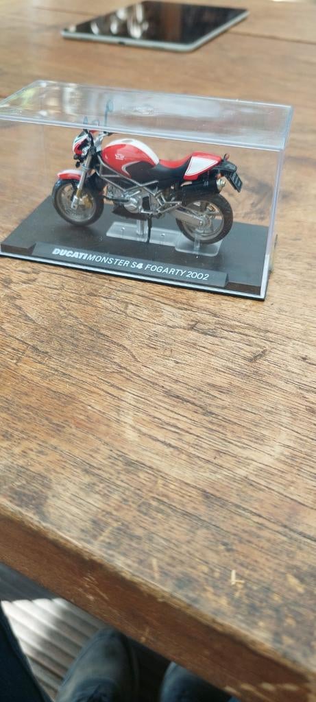 Schaalmodel Ducati Monster S4 Fogarty 2002, Verzenden