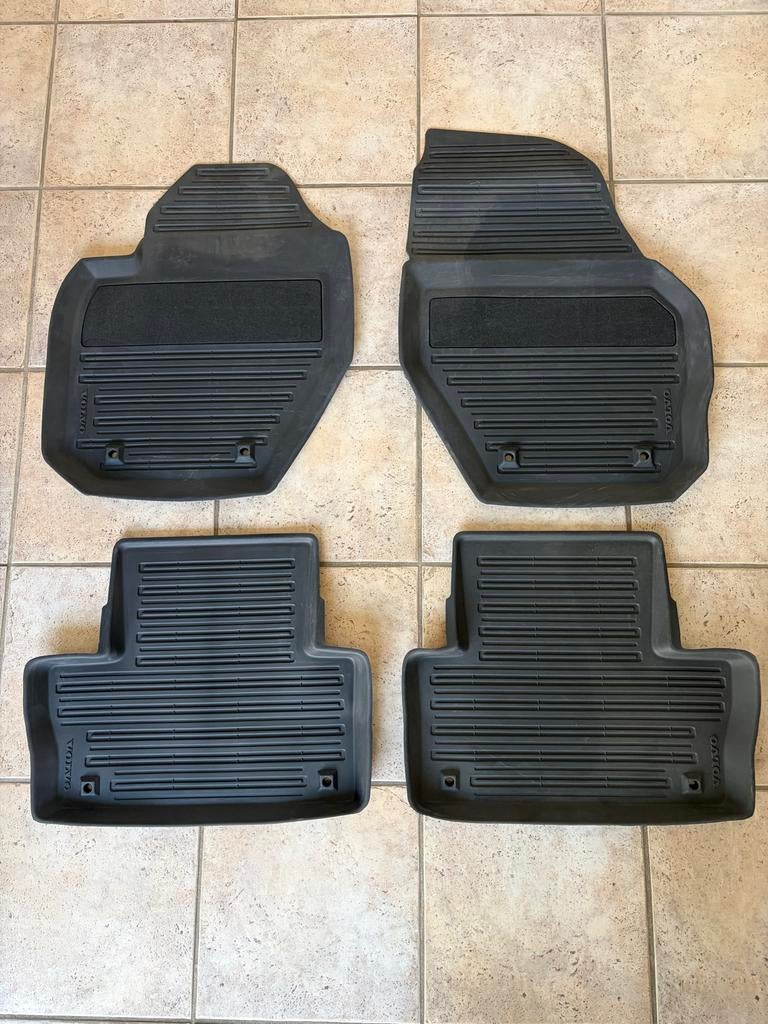 Rubberen winter mattenset Volvo XC60 2017, Ophalen, Zo goed als nieuw