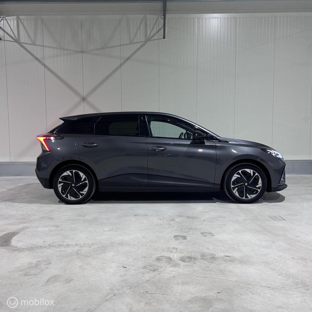 MG 4 Luxury 64 kWh, Auto's, MG, Achterwielaandrijving, Origineel Nederlands, Zilver of Grijs, 500 kg