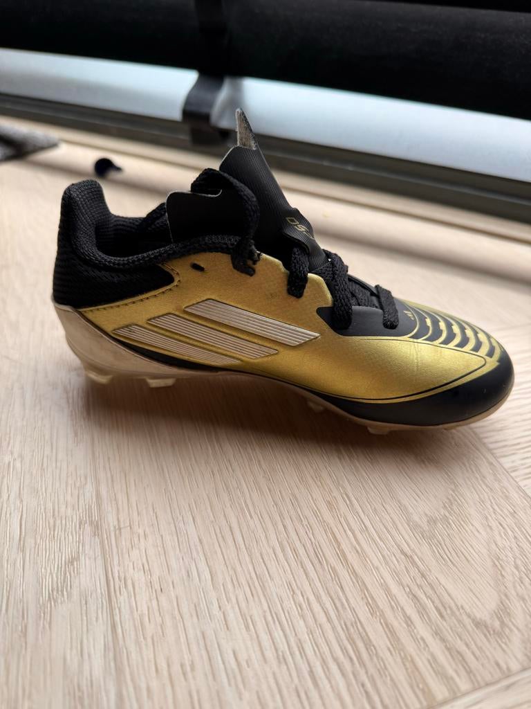Voetbalschoenen - Adidas F50 Messi (Goud/Zwart & Paars/Groen, Maat XS of kleiner, Ophalen, Gebruikt, Schoenen