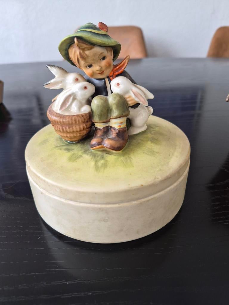 Hummel Goebel doosje met jongen en konijnen, Ophalen of Verzenden