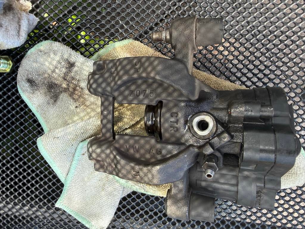 Remklauw VW links achter 3Q0615405R (zuiger revisie nodig), Ophalen, Gebruikt, Volkswagen