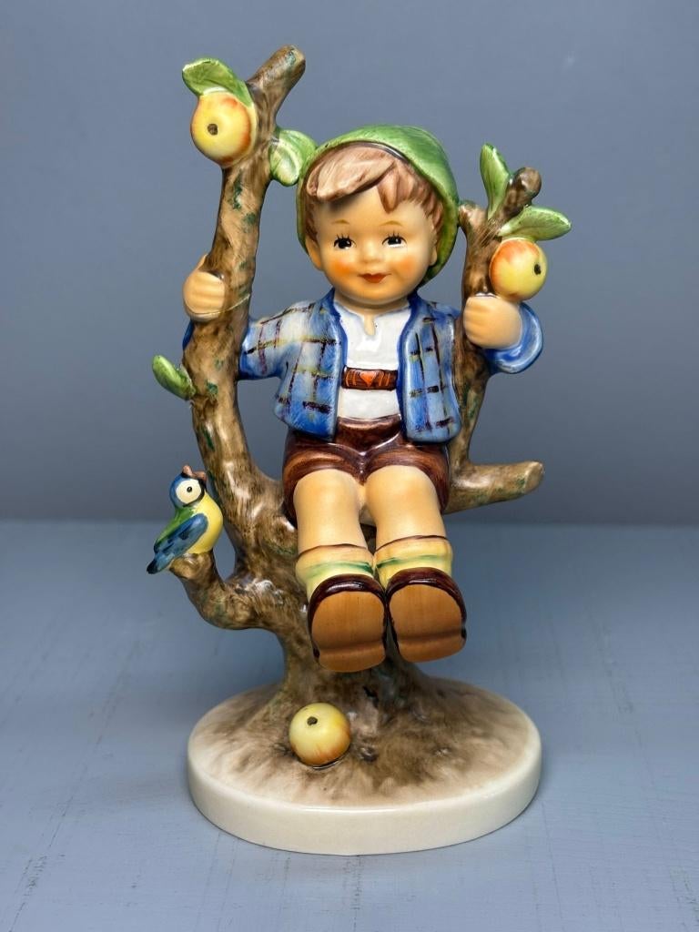 Goebel Beeldje – Jongen in Boom – ca. 15 cm, Verzamelen, Beelden en Beeldjes, Ophalen, Gebruikt