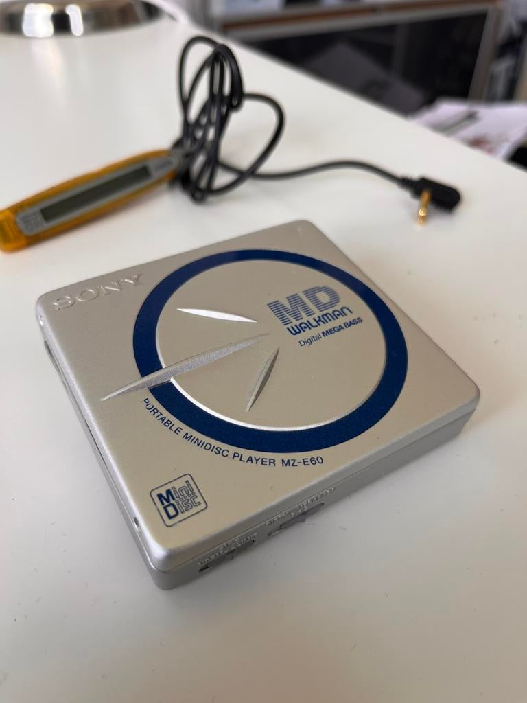 Sony MZ E60 minidisc Walkman + afstandsbediening, Ophalen of Verzenden, Minidisc-speler
