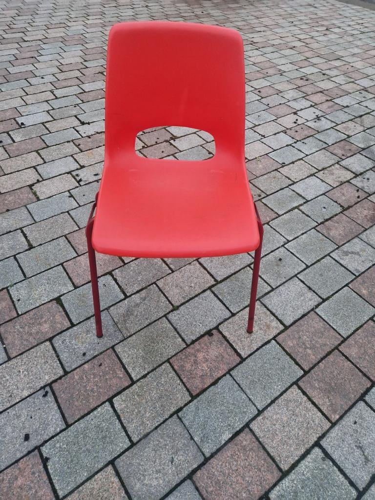 60x Horeca Stoelen Rood Plastic Stapelbaar Terras/Binnen, Kunststof, Gebruikt, Ophalen of Verzenden, Vijf, Zes of meer stoelen