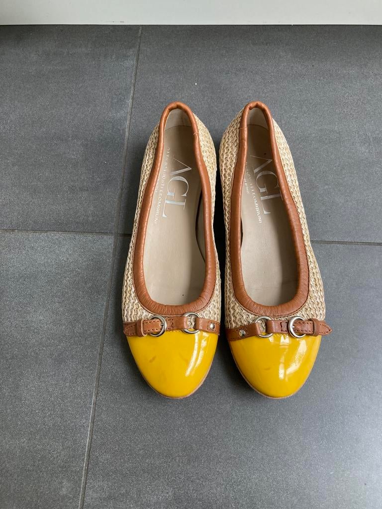 AGL Ballerina’s leer/lakleer en geweven riet Maat 38,5., Kleding | Dames, Schoenen, Geel, Zo goed als nieuw, Ballerina's, Ophalen of Verzenden