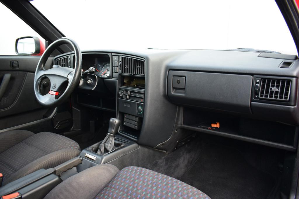 Volkswagen Corrado 2.0-16V ABS Stuurbekrachtiging Schuifdak, Voorwielaandrijving, Zwart, 1984 cc, Origineel Nederlands