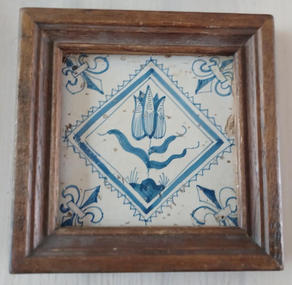 Antieke Hollandse tegel met tulp decoratie, Antiek en Kunst, Antiek | Wandborden en Tegels, Verzenden