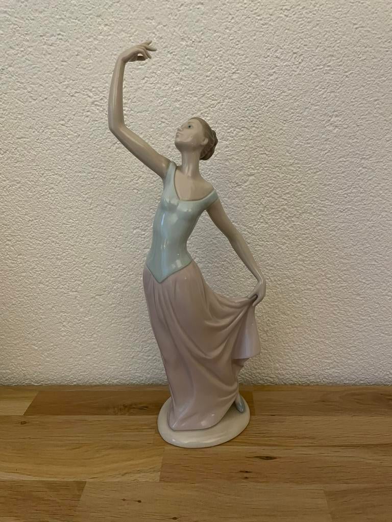 Nao van Lladro porselein. Dansen, Ophalen of Verzenden, Zo goed als nieuw, Mens