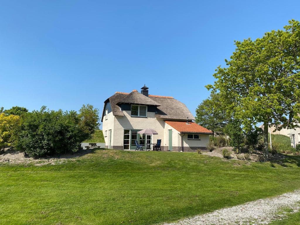 Gezellige 6p Duinvilla in Makkum, Bemiddelingsbureau, Open haard, Recreatiepark, Friesland