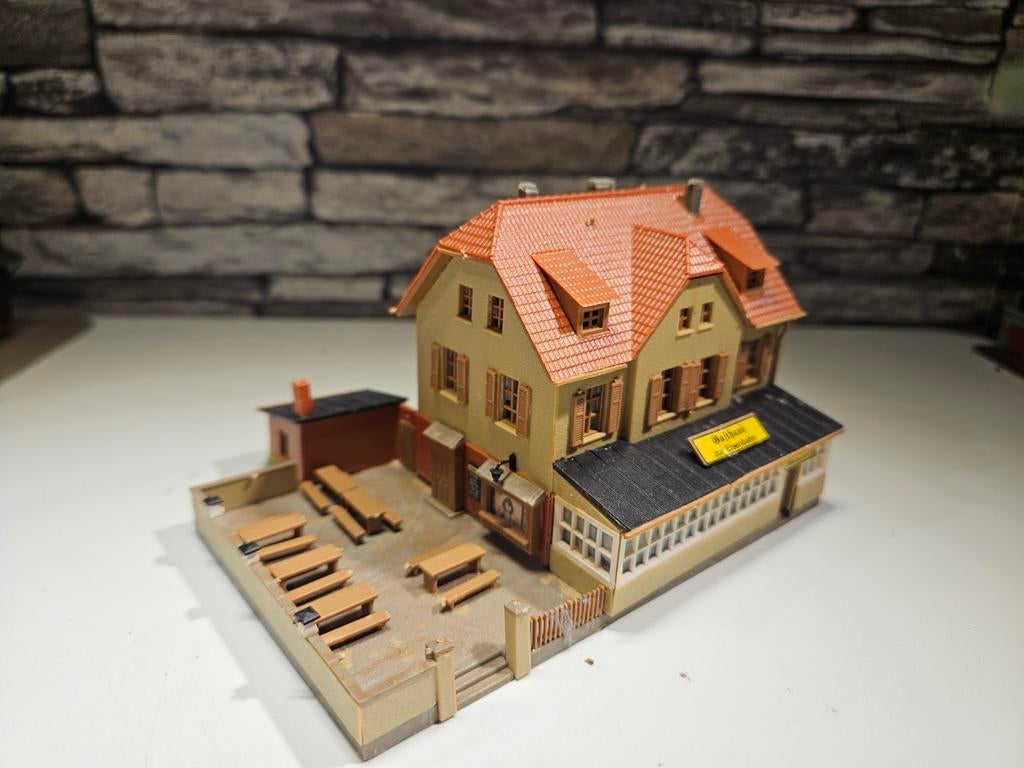 Gasthuis Zum Eisenbahn N spoor trein 1:160, Overige merken, Gebruikt, Gelijkstroom of Wisselstroom, Brug, Tunnel of Gebouw