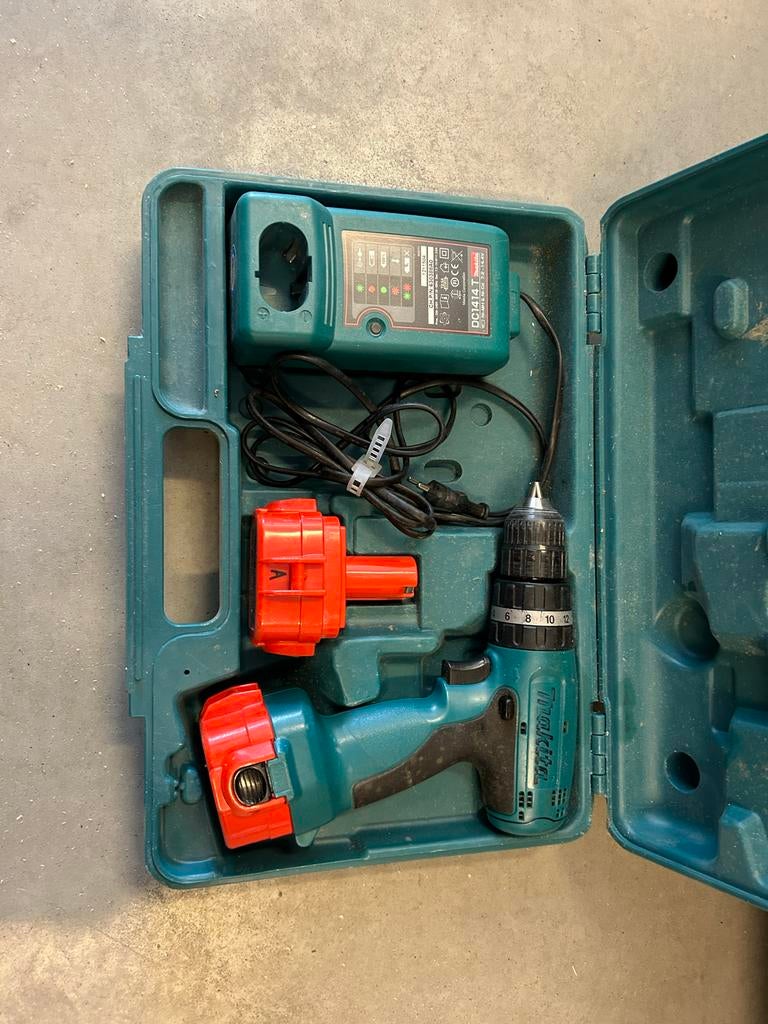 Makita 12V Schroeftol met Klopfunctie (accu's defect), Ophalen, Gebruikt, Boor- en Schroefmachine, Minder dan 400 watt