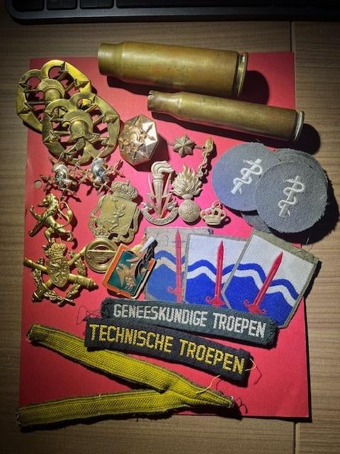 Mooie lot met diverse militaria items, Verzenden, Landmacht, Overige gebieden, Embleem of Badge