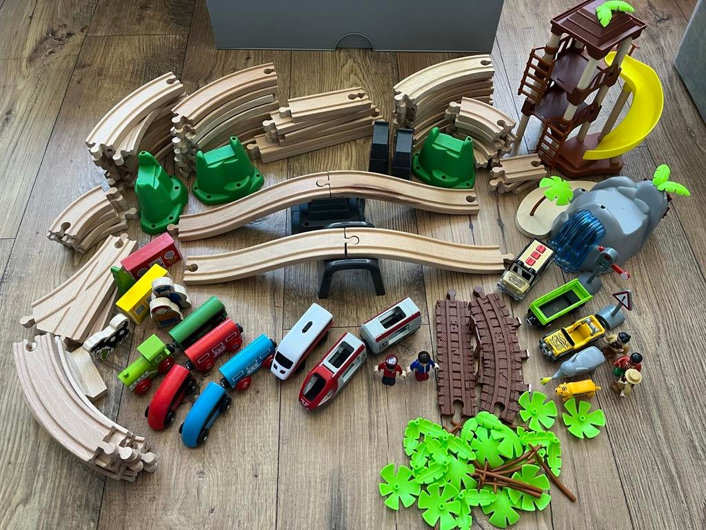 Houten treinbaan met treinen en accessoires, Ophalen of Verzenden, Gebruikt