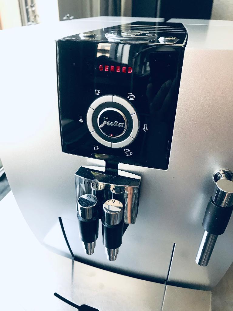 Prachtige Jura J5  met een grote onderhoudsbeurt, Ophalen, 10 kopjes of meer, Koffiemachine, Zo goed als nieuw