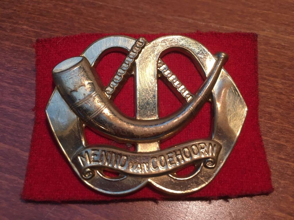 Baret Embleem Regiment Infanterie Menno van Coehoorn, Verzamelen, Ophalen of Verzenden, Landmacht, Nederland, Embleem of Badge