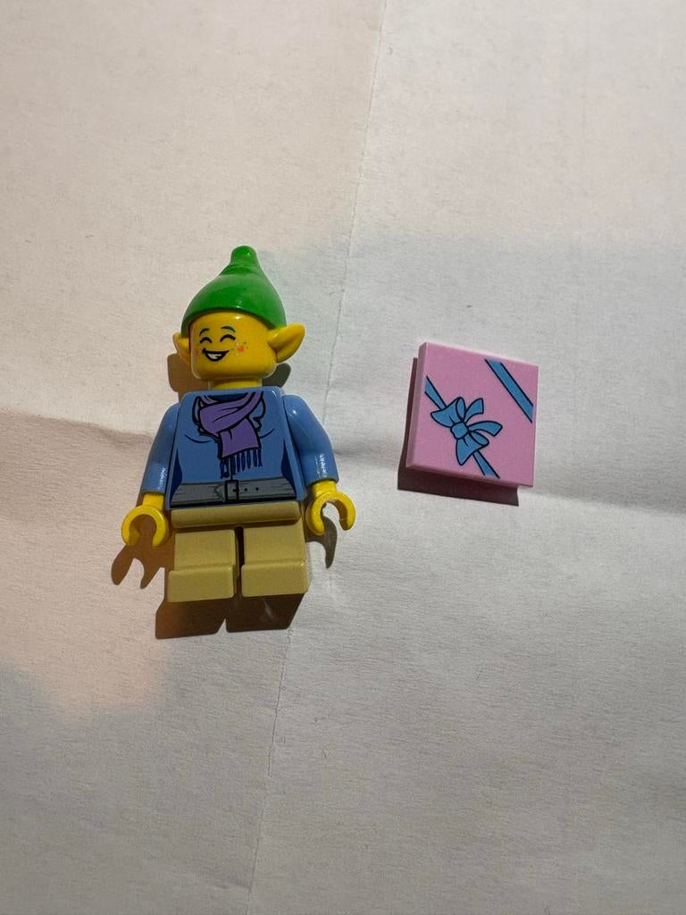 LEGO Kerstelf Minifiguur hol045 met Cadeau, Ophalen of Verzenden, Gebruikt, Losse stenen, Lego