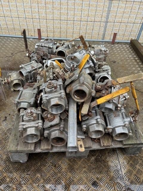 2183. Partij afsluiters / kranen / vlinderklep / kogelkraan, Ophalen, Zo goed als nieuw