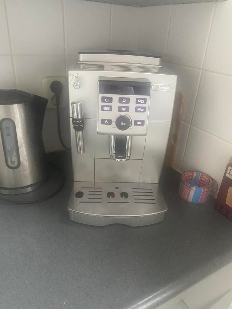 DeLonghi volautomaat koffiemachine met bonen, Witgoed en Apparatuur, Koffiezetapparaten, Afneembaar waterreservoir, Gebruikt, Koffiemachine