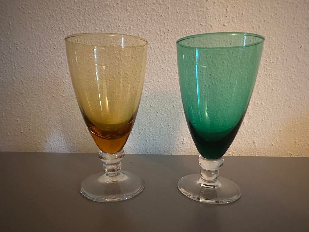 Twee gekleurde glaasjes, Ophalen of Verzenden